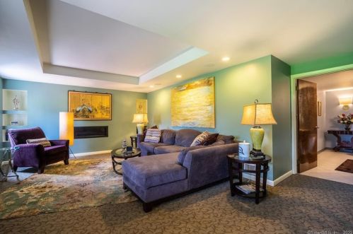 9 Stuart Dr, Bloomfield CT 06002-1524 exterior