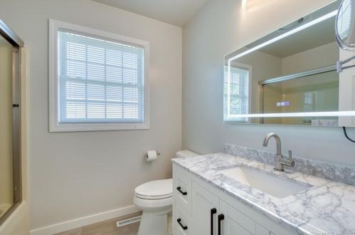 16 Olde Vlg Cir, Wallingford CT 06492-4821 exterior