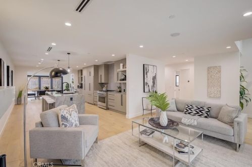 16627 Gilmore St, Van Nuys CA  91406-5610 exterior