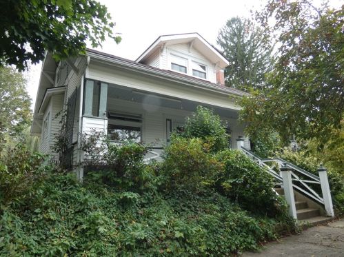 306 Stewart Ave, Grove City, PA 16127-1218