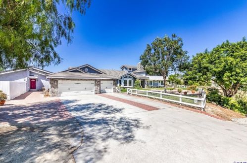 26945 Brooken Ave, Santa Clarita CA  91387-3904 exterior