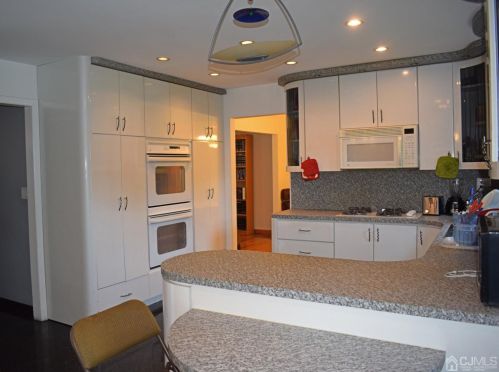 19 Beacon Hill Dr, East Brunswick, NJ 08816-3435