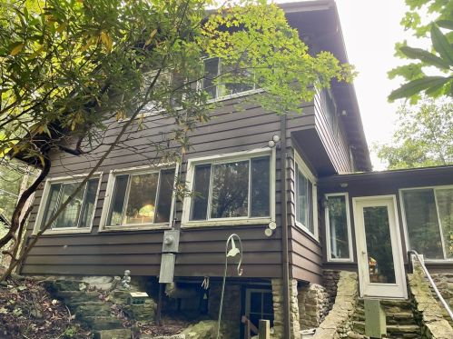 7 State Rd, Laughlintown, PA 15655-1012