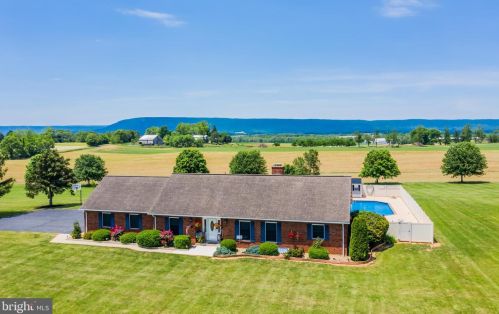 2265 Newville Rd, Carlisle, PA 17015-9442