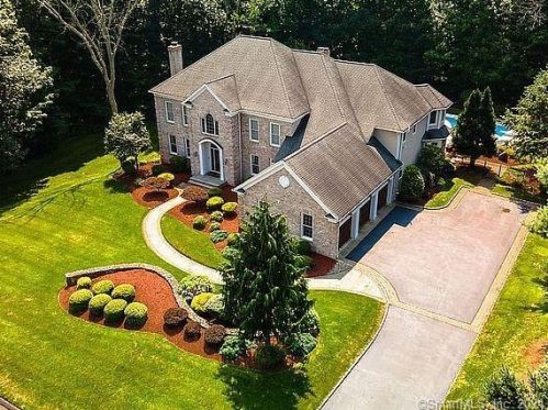 102 Old Tree Farm Ln, Bridgeport, CT 06611-1154
