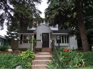 1827 Carl St, Saint Paul, MN 55113-5204