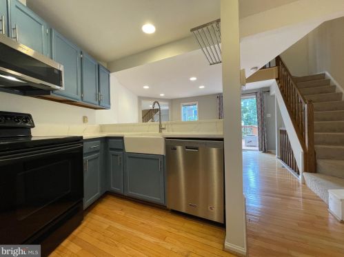 11253 Silentwood Ln, Herndon, VA 20191-4136