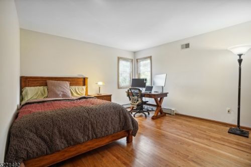 1095 Mayflower Ct, Martinsville NJ  08836-2326 exterior