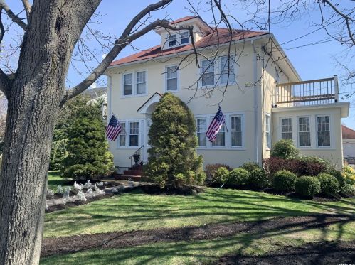 25 Bayview Ave, Islip Manor, NY 11751-4221