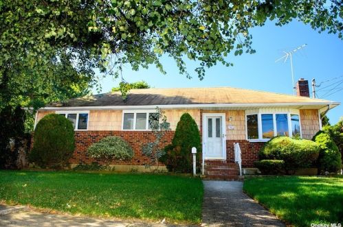 346 Litchfield Ave, Floral Park, NY 11003-3439