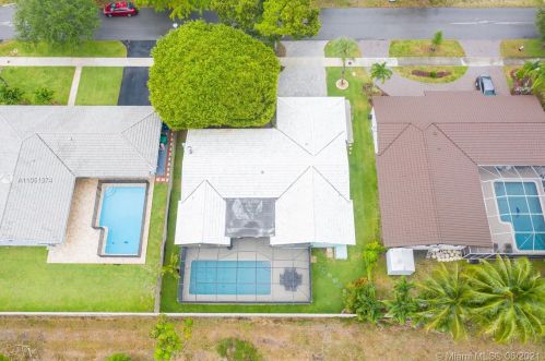 7440 Twin Sabal Dr, Hialeah FL  33014-2529 exterior