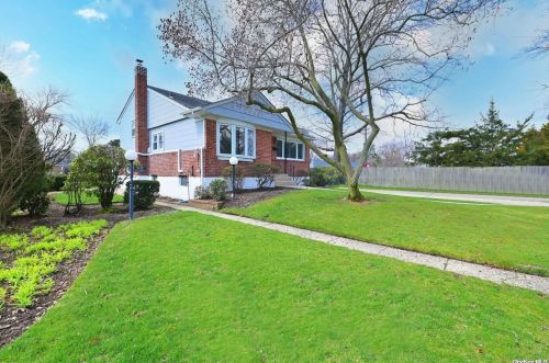 63 Waterbury Ln, Westbury, NY 11590-1523