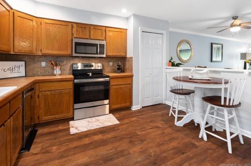 22 Eagle Rock Hl, Bethel, CT 06801-1425