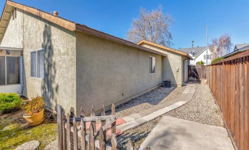 631 Talbot Dr, Hollister CA  95023-5637 exterior