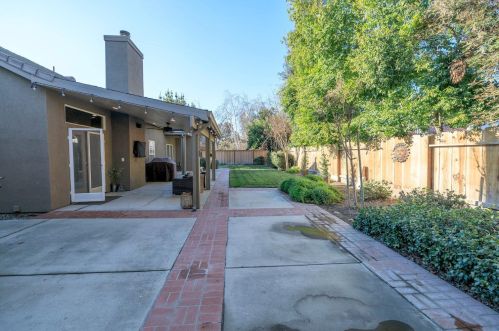 1955 Tuolumne Rd, Turlock CA  95382-8912 exterior