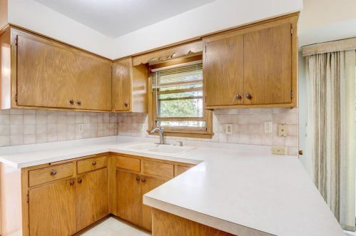 6118 Twin Oak Dr, Greendale WI  53129-2662 exterior