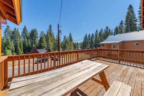 11550 Rhineland Ave, Truckee CA 96161-7070 exterior