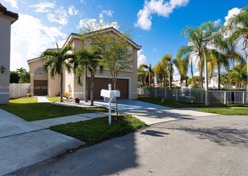 3136 176 Ter, Hollywood FL 33029-5556 exterior