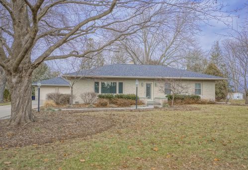 928 Marymere Dr, Oconomowoc, WI 53066-3917