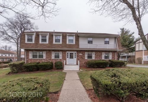 92 Parkside Dr, Airmont, NY 10901-7822