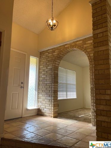 240 Hilltop Dr, Seguin, TX 78155-7122