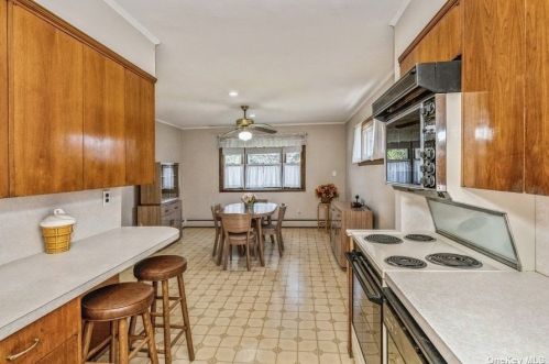 151 Pollok Pl, Hicksville NY  11801-2220 exterior