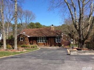 83 Pennsylvania Ave, Gordon Heights, NY 11763-3717