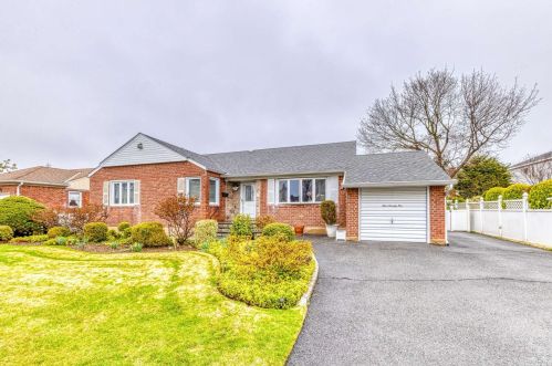175 South St, New Hyde Park, NY 11040-2424