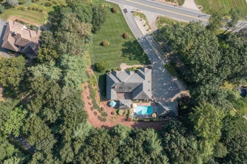 135 Hooker Farm Rd, Salem NH  03079-1815 exterior
