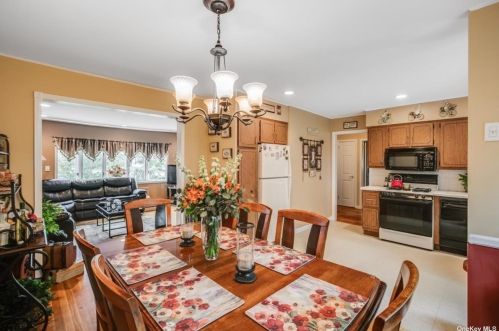 7 Parkview Cir, Bethpage NY  11714-2309 exterior