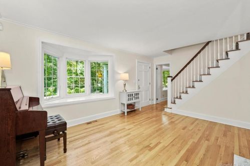 117 Blackwood Ln, Stamford, CT 06903-4733