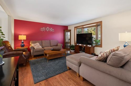 411 Pin Oak Dr, Glenshaw, PA 15116-1123