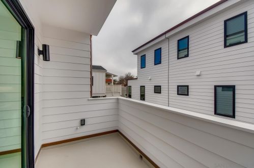 1016 Beryl St, San Diego CA 92109-2323 exterior