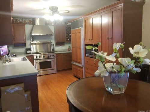 242 Austin Rd, Mahopac, NY 10541-4808