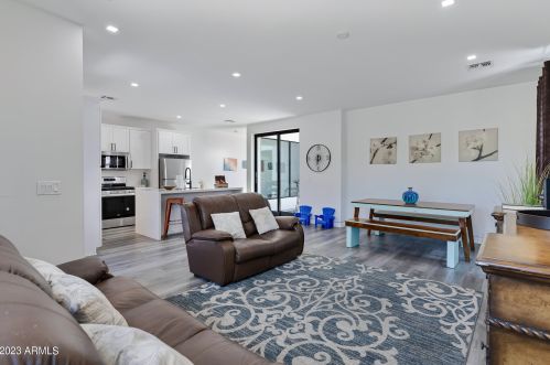 1121 11th St, Phoenix AZ 85006-2744 exterior