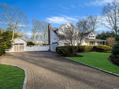 18 Drew Dr, Eastport NY  11941-1335 exterior