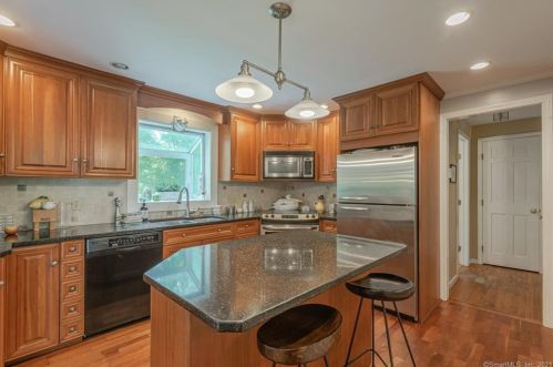 740 Whittemore Rd, Waterbury, CT 06762-3003