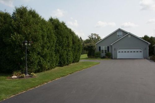 4 Fairway Dr, Batavia, NY 14020-3915