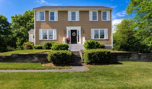 52 Everett Dr, Raynham, MA 02767-1156