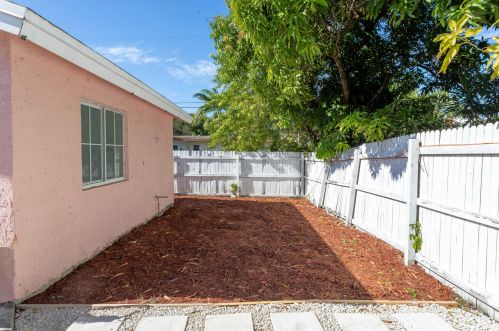 38 8th Ave, Delray Beach FL  33444-2663 exterior