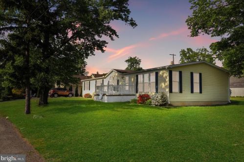 230 Lake Front Dr, Molino, PA 17961-9626