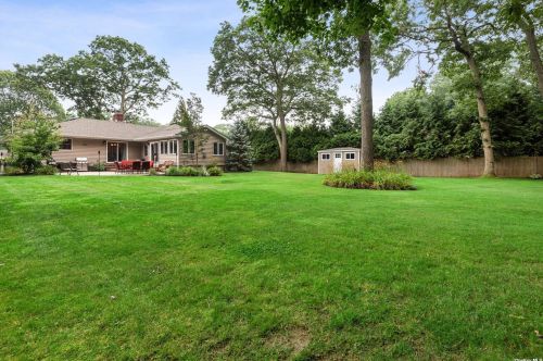 96 Vanderbilt Blvd, Oakdale NY  11769-2033 exterior