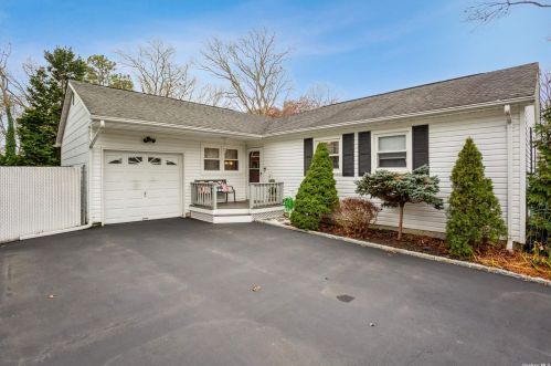 420 Alphabet St, Holbrook, NY 11741-5702