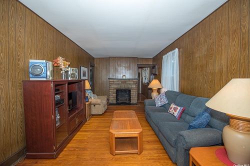 95 Howells Rd, Bayshore, NY 11706-6405