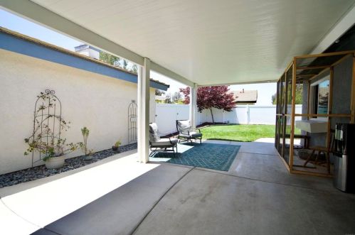 42137 Teatree Ct, Temecula CA  92591-3825 exterior