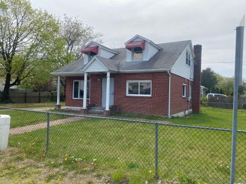 22 East St, Amityville, NY 11701-1036