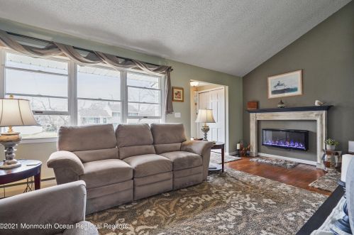 39 Maida Ter, Tinton Falls, NJ 07701-6267