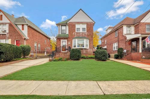97 Bixley Heath, Lynbrook, NY 11563-3101