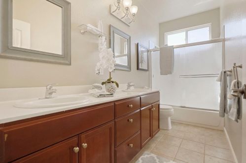 2044 Sugarbowl Way, Lodi CA  95242-4752 exterior