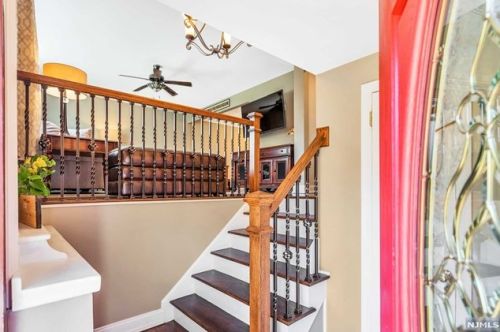 62 Spear St, Oakland, NJ 07436-3230